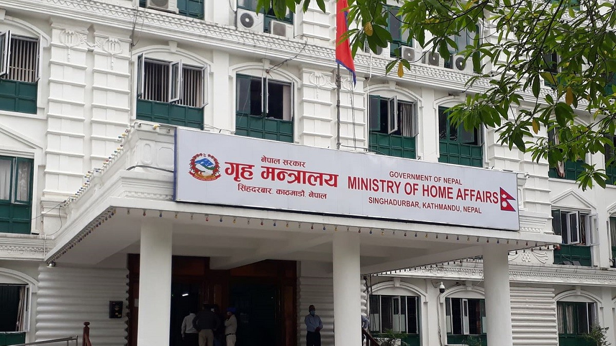 सुन तस्करी प्रकरणमा गृह मन्त्रालयको समितिले बुझायो प्रतिवेदन 